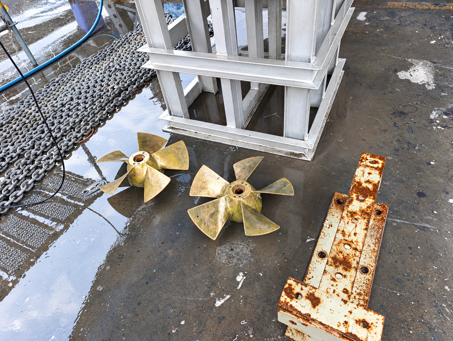 Yacht bow thruster propeller maintenance