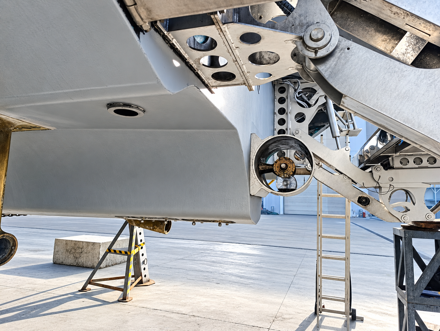 Open yacht shaft line maintenance area