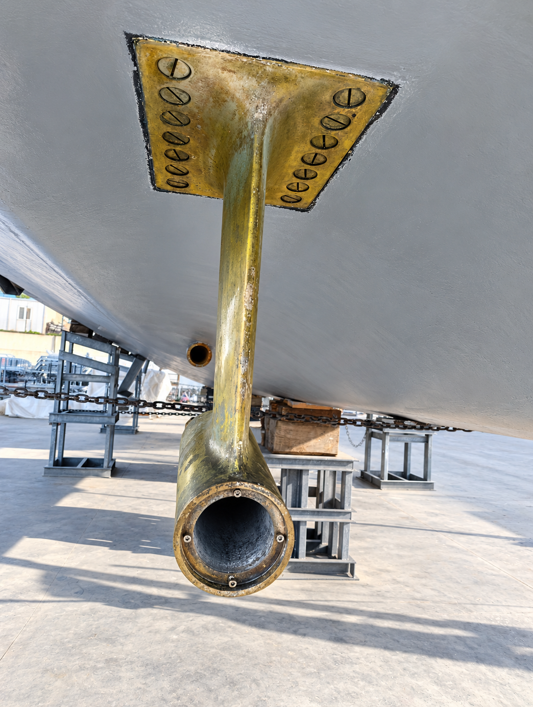 Yacht shaft strut column maintenance